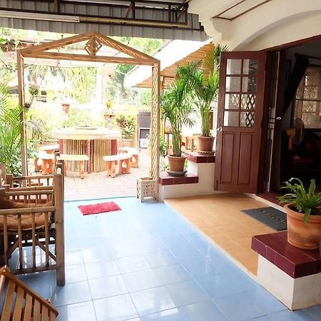 Hug Glur House Tour And Hostel (Adults Only) Chiang Mai Exterior foto