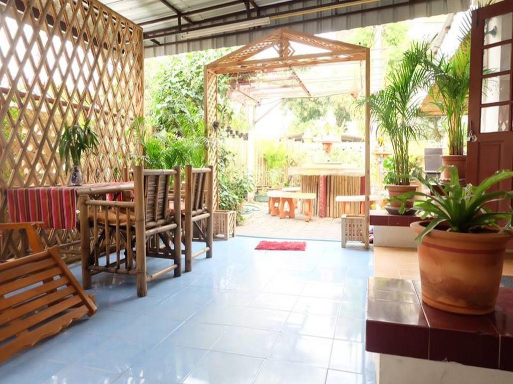 Hug Glur House Tour And Hostel (Adults Only) Chiang Mai Exterior foto